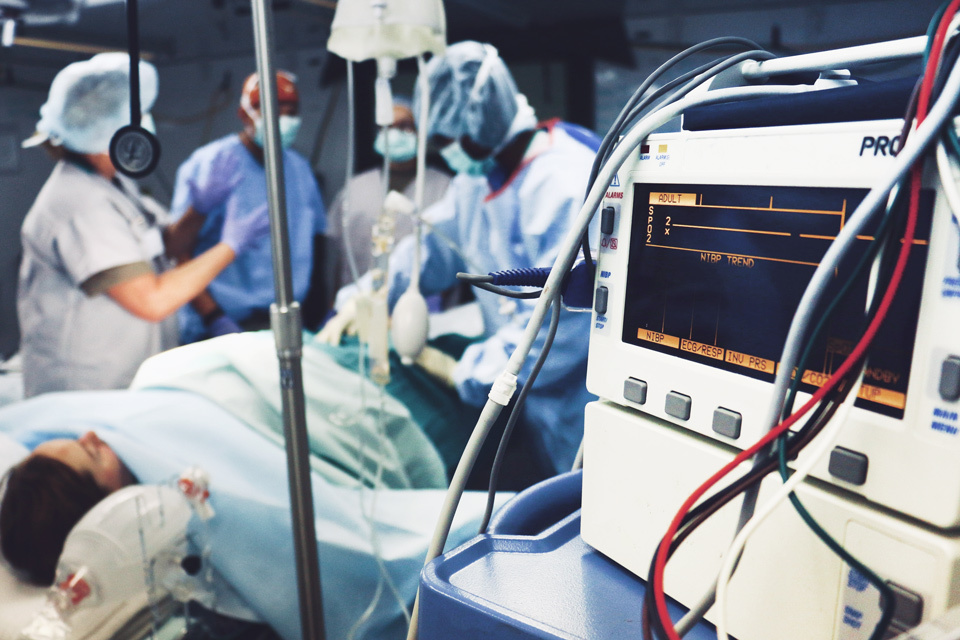 sala de operações com material hospitalar