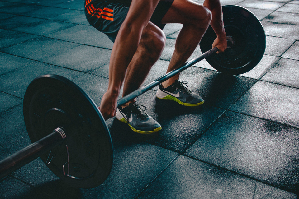barra de treino no ginásio