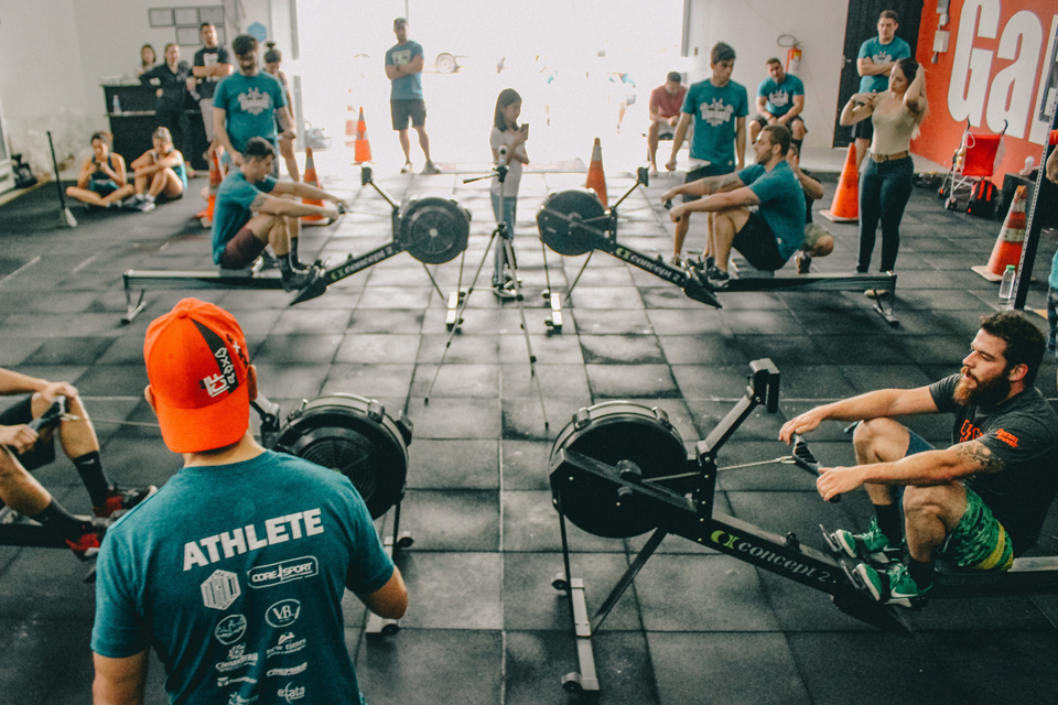 máquinas de remo num ginásio