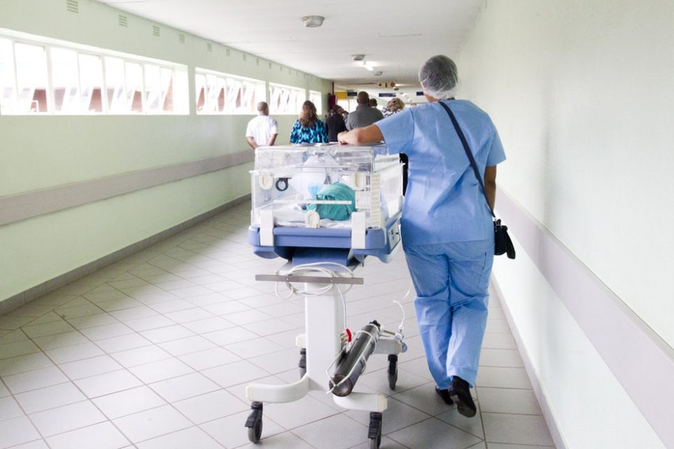 Incubadora hospitalar para recém nascido